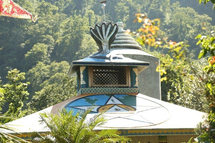 Купол храма ашрама Atma Kutir в предгорьях Гималаев